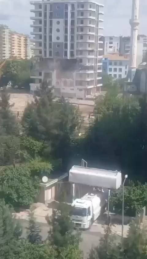 Diyarbakır’da depremde ağır hasar alan 12 katlı bina, yıkım sırasında çöktü 2